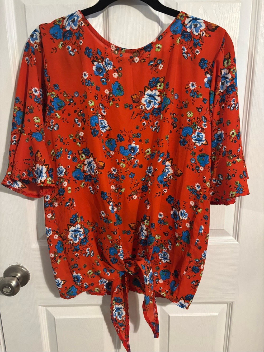 😍Tie-Front Red Floral Blouse with Blue Accents Size large